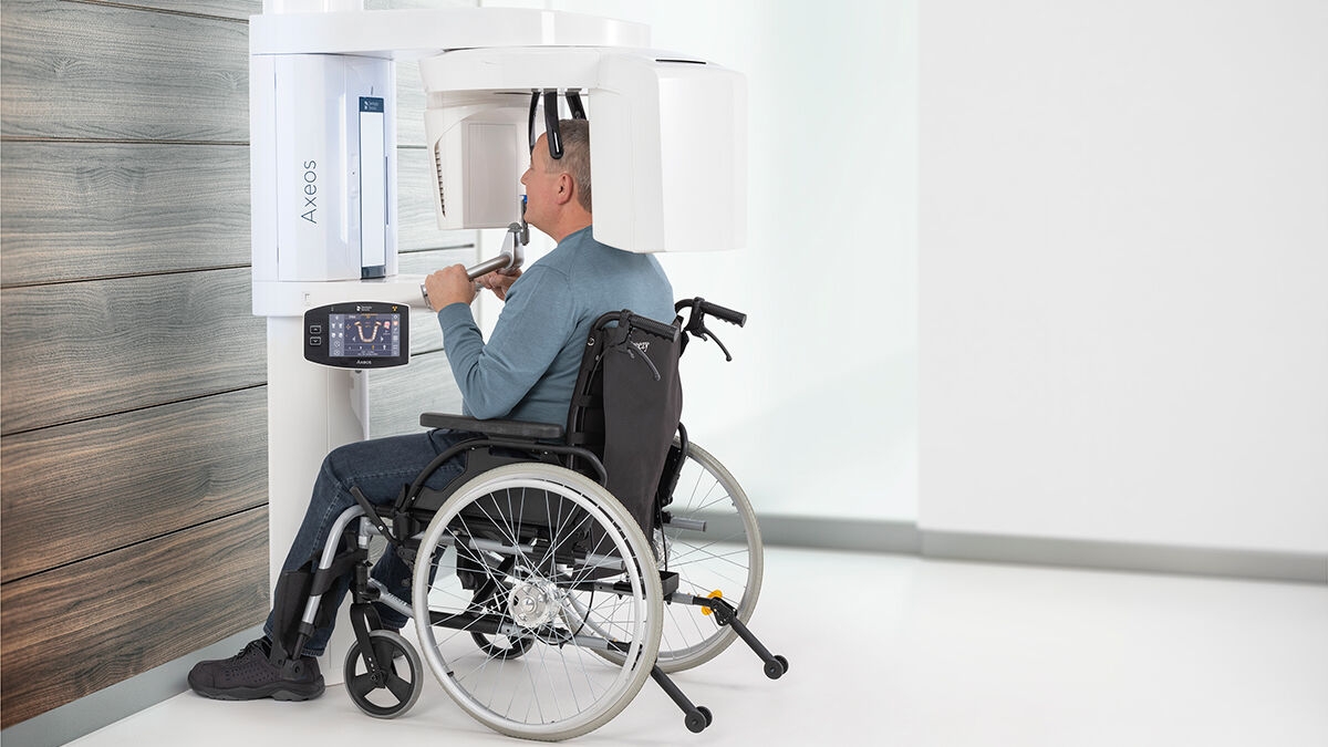Vue latérale de l’homme handicapé avec le mordu occlusale dans sa bouche