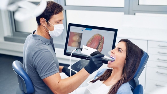 Dentist scanning with Primescan